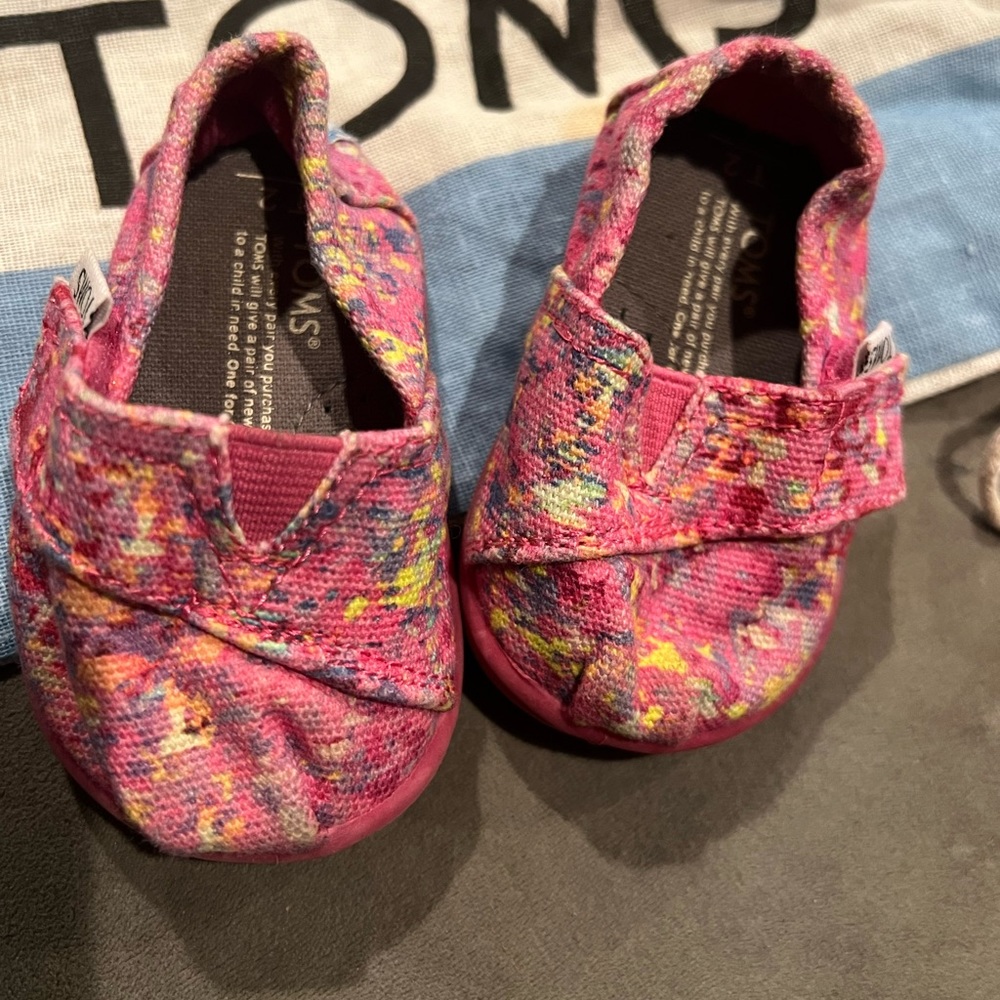 Baby girl TOMS size 2‎